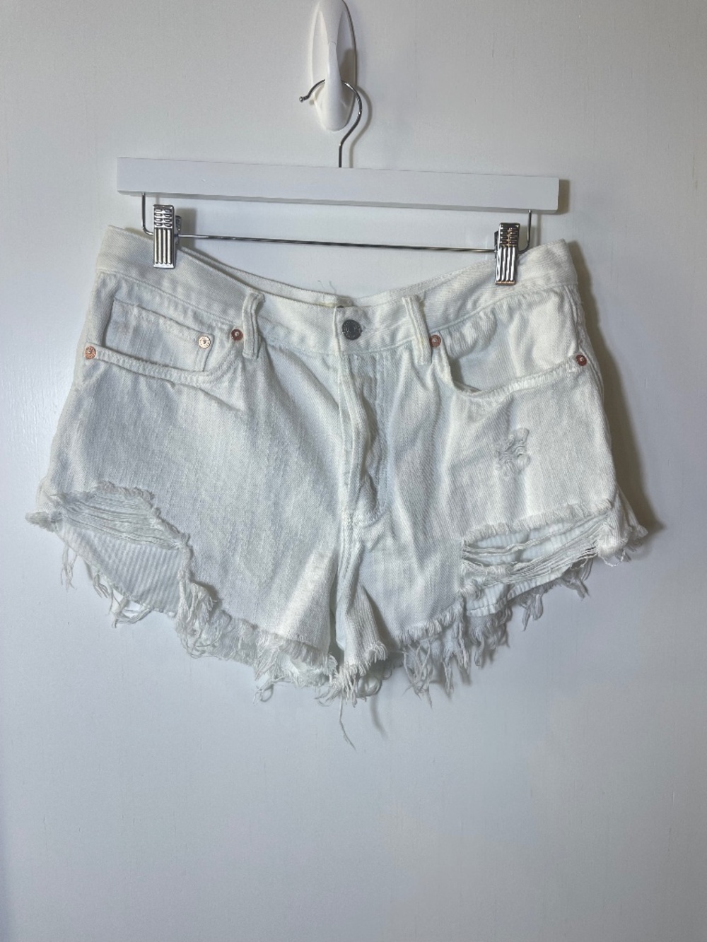 FP We The Free Loving Good Vibrations White Denim Cut Off Distressed Short Sz 28